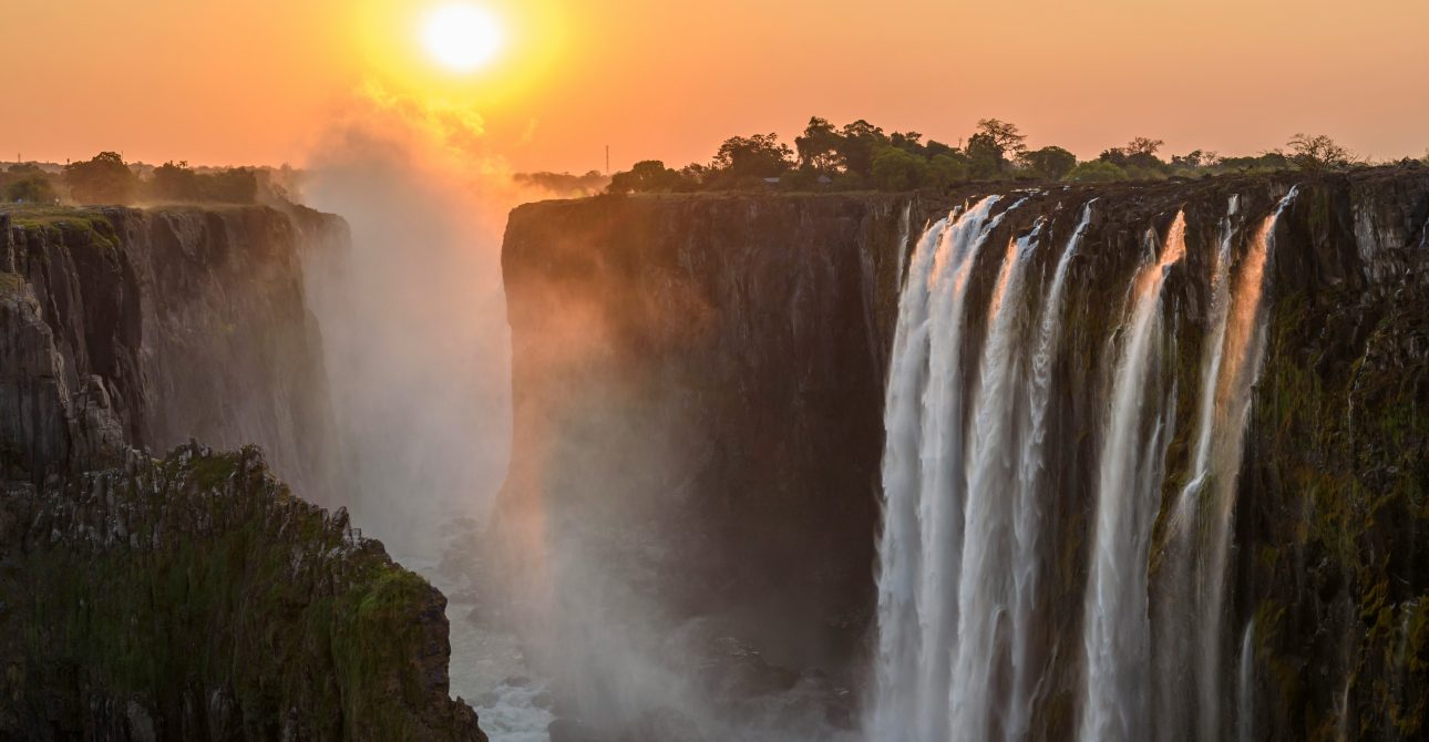 Victoria Falls : A Trip to One of the Seven Wonders of the World